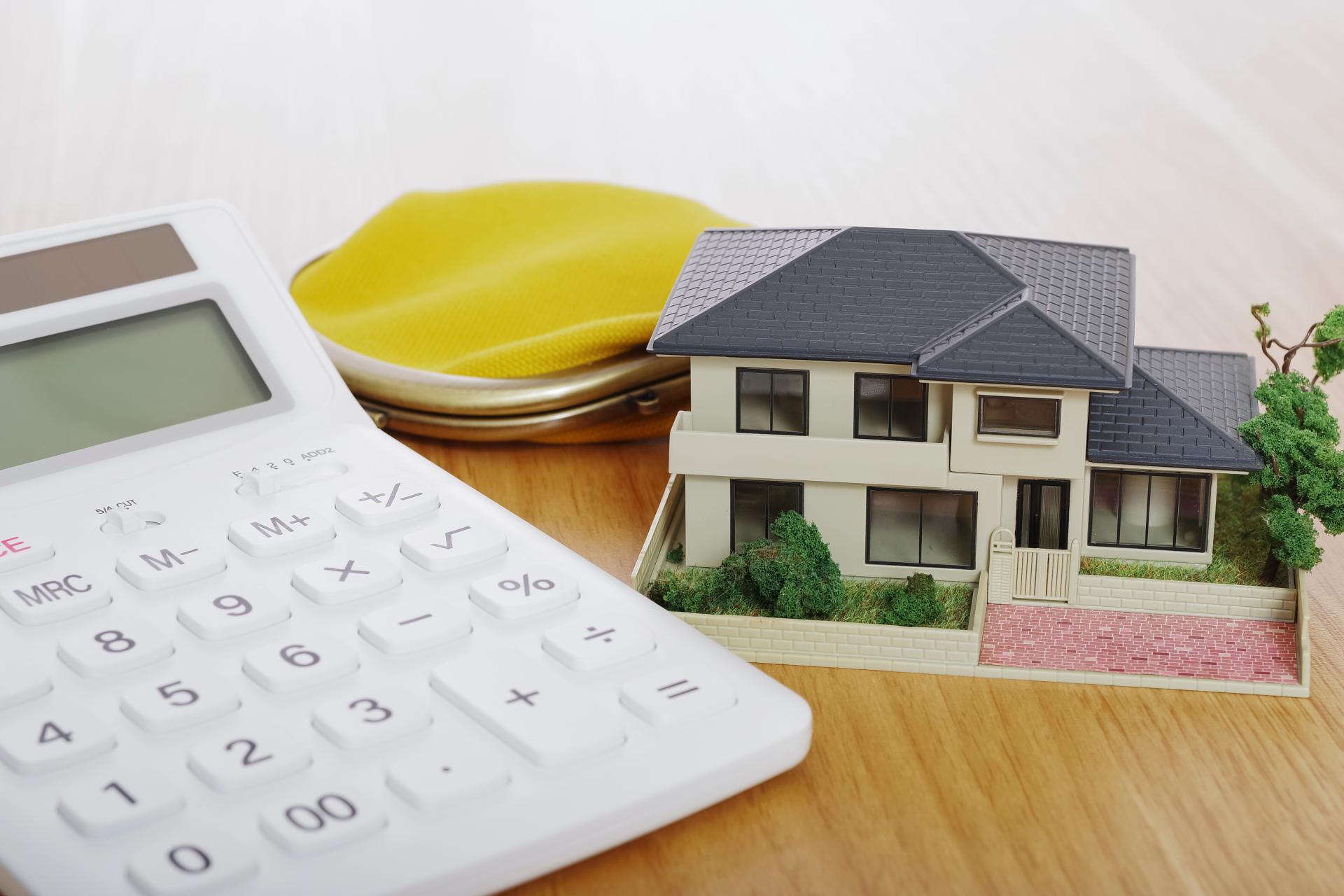 家と電卓の画像